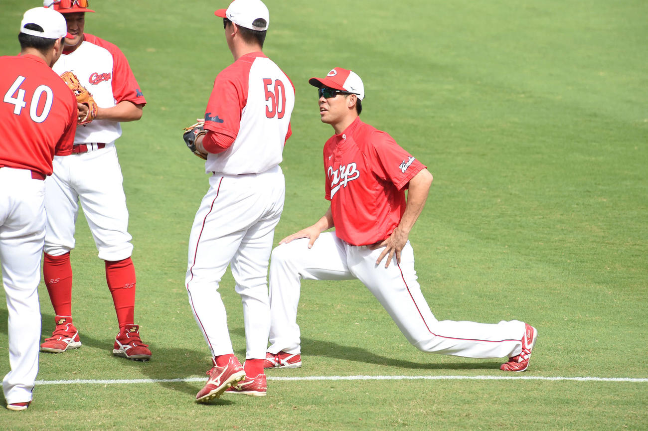 試合前練習に合流した広島秋山翔吾（右）