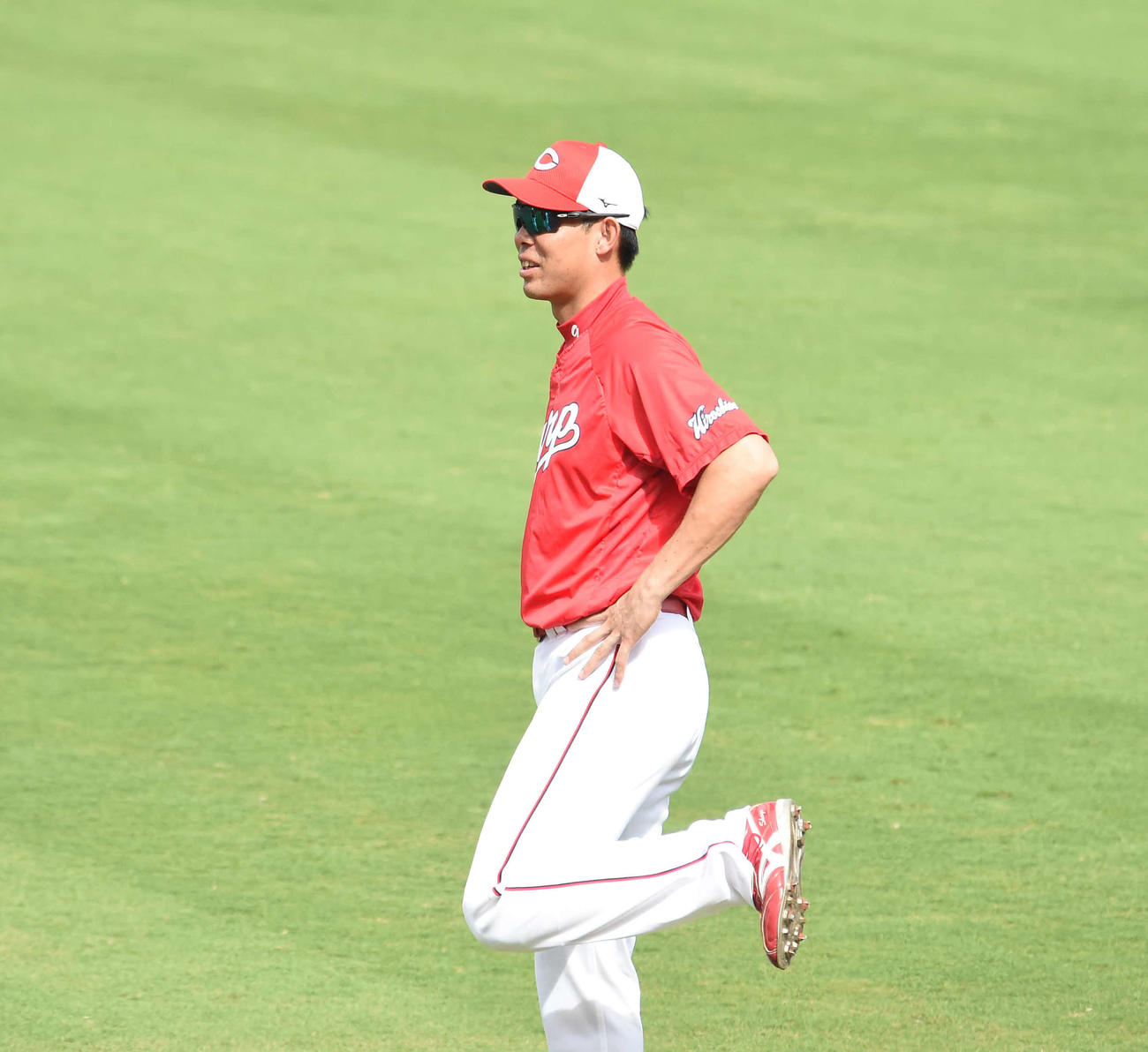 試合前練習に合流した広島秋山翔吾（右）