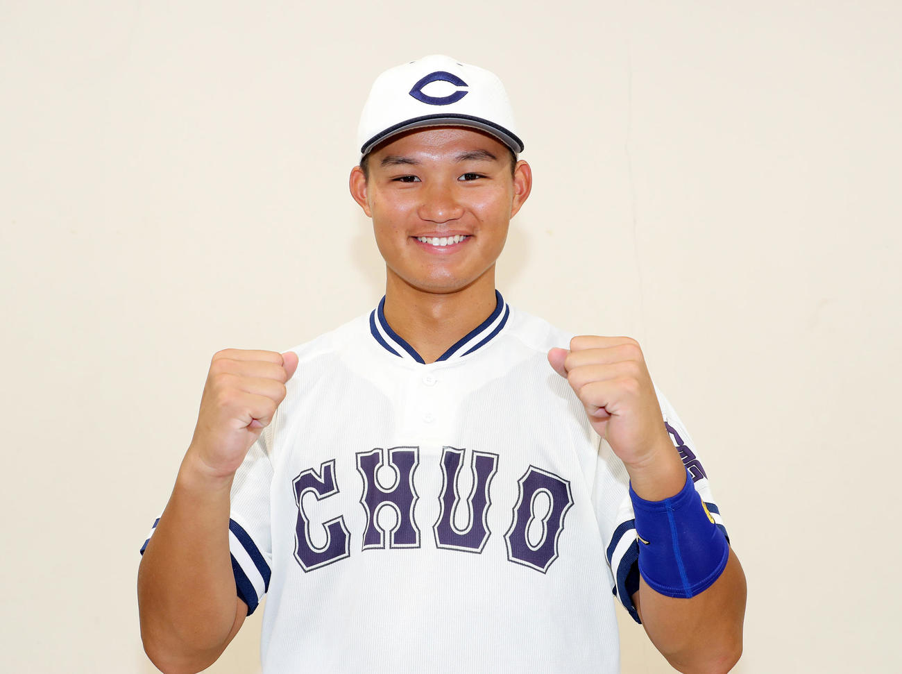 亜大対中大　勝利し笑顔でガッツポーズする中大・森下（撮影・鈴木正人）