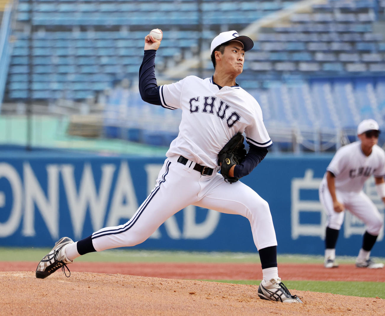 亜大対中大　力投する中大先発の西舘（撮影・鈴木正人）