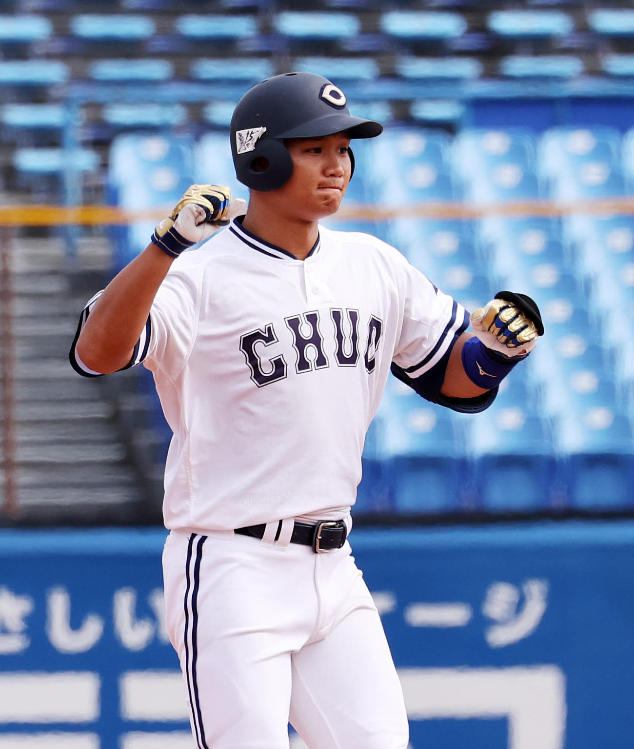 亜大対中大　1回裏中大1死二塁、森下は右中間適時二塁打を放ちガッツポーズ（撮影・鈴木正人）