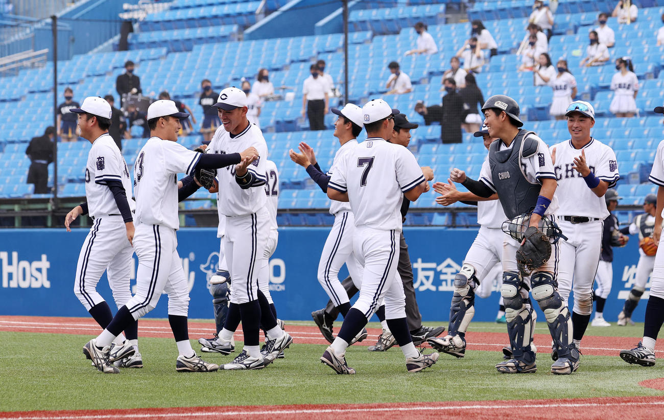 亜大対中大　勝利し喜ぶ中大の選手たち（撮影・鈴木正人）