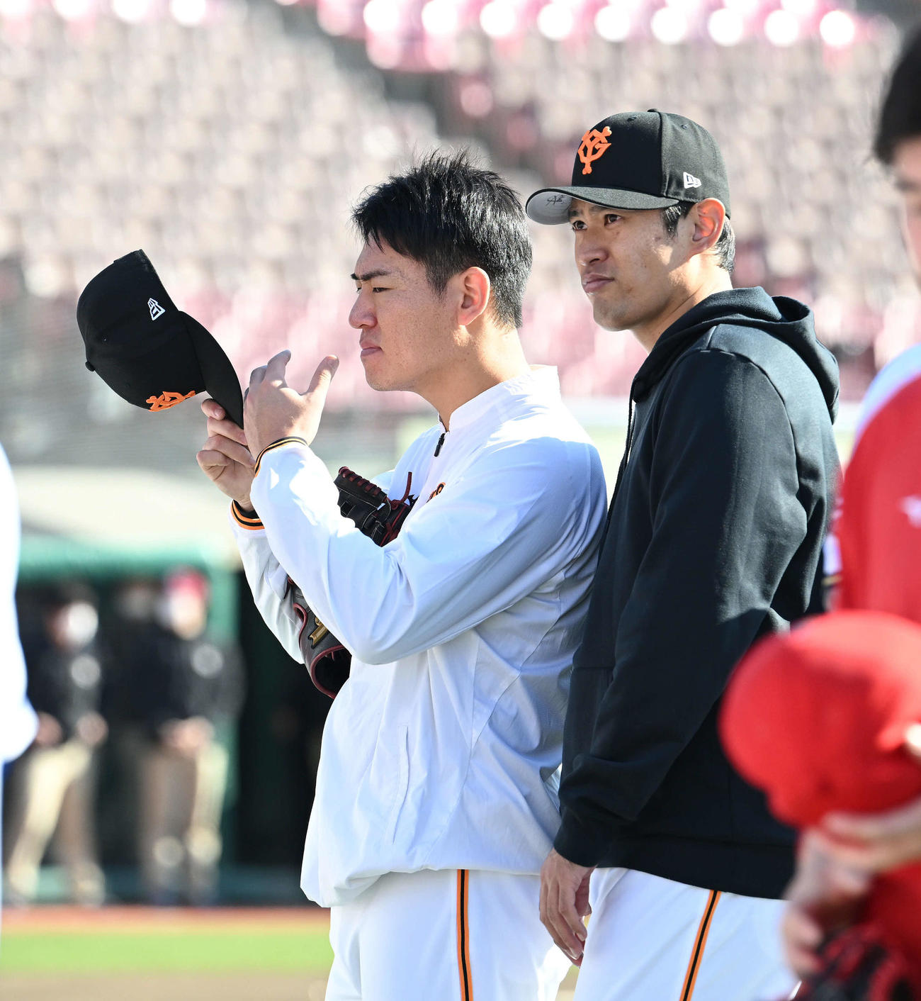 トライアウトに臨む巨人桜井（左）と井納（撮影・滝沢徹郎）