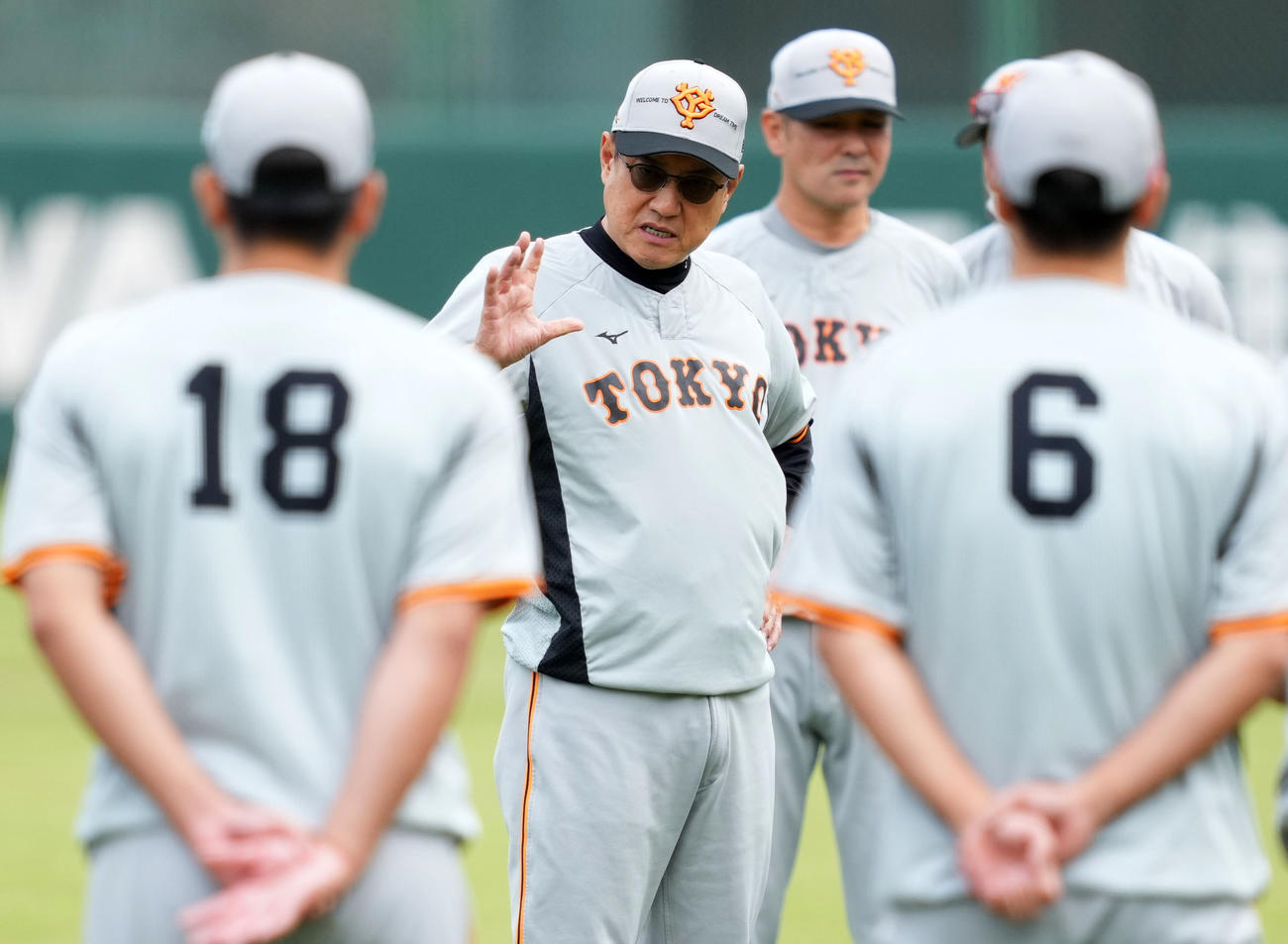練習開始前、選手たちを集め声をかける巨人原監督（中央）（撮影・横山健太）