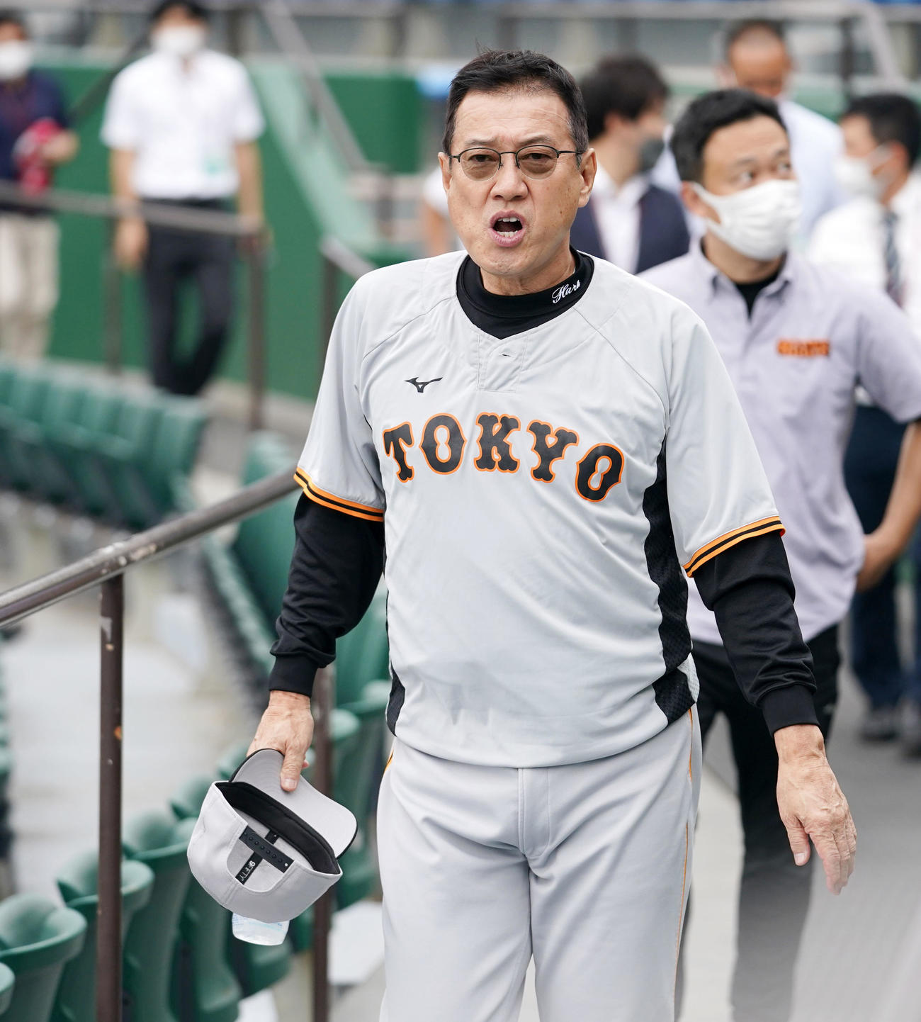 練習を終え引き揚げる巨人原監督（撮影・横山健太）