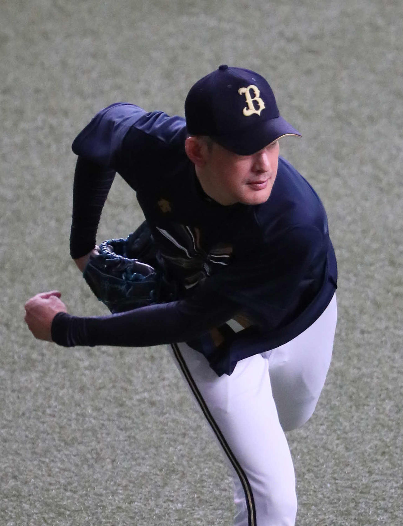キャッチボールで調整するオリックス能見（撮影・宮崎幸一）
