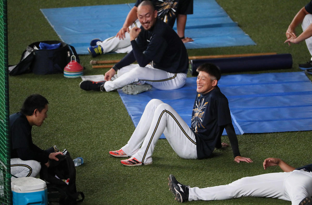 投手陣の中央で笑顔を見せるオリックス能見（撮影・宮崎幸一）