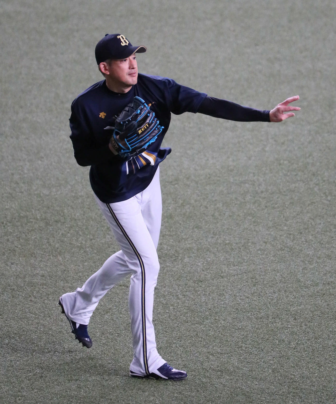 キャッチボールで調整するオリックス能見（撮影・宮崎幸一）