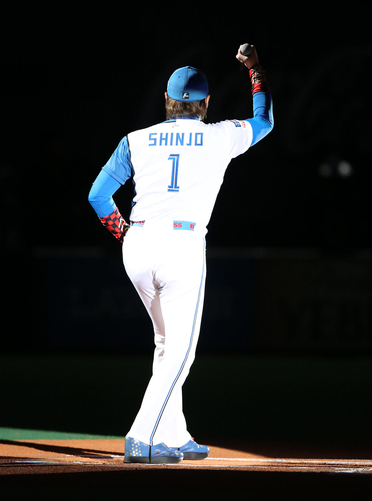 28日、日本ハム対ロッテ　試合終了後、札幌ドーム最終戦セレモニーで「SHINJO」のユニホームを着て再登場する新庄監督