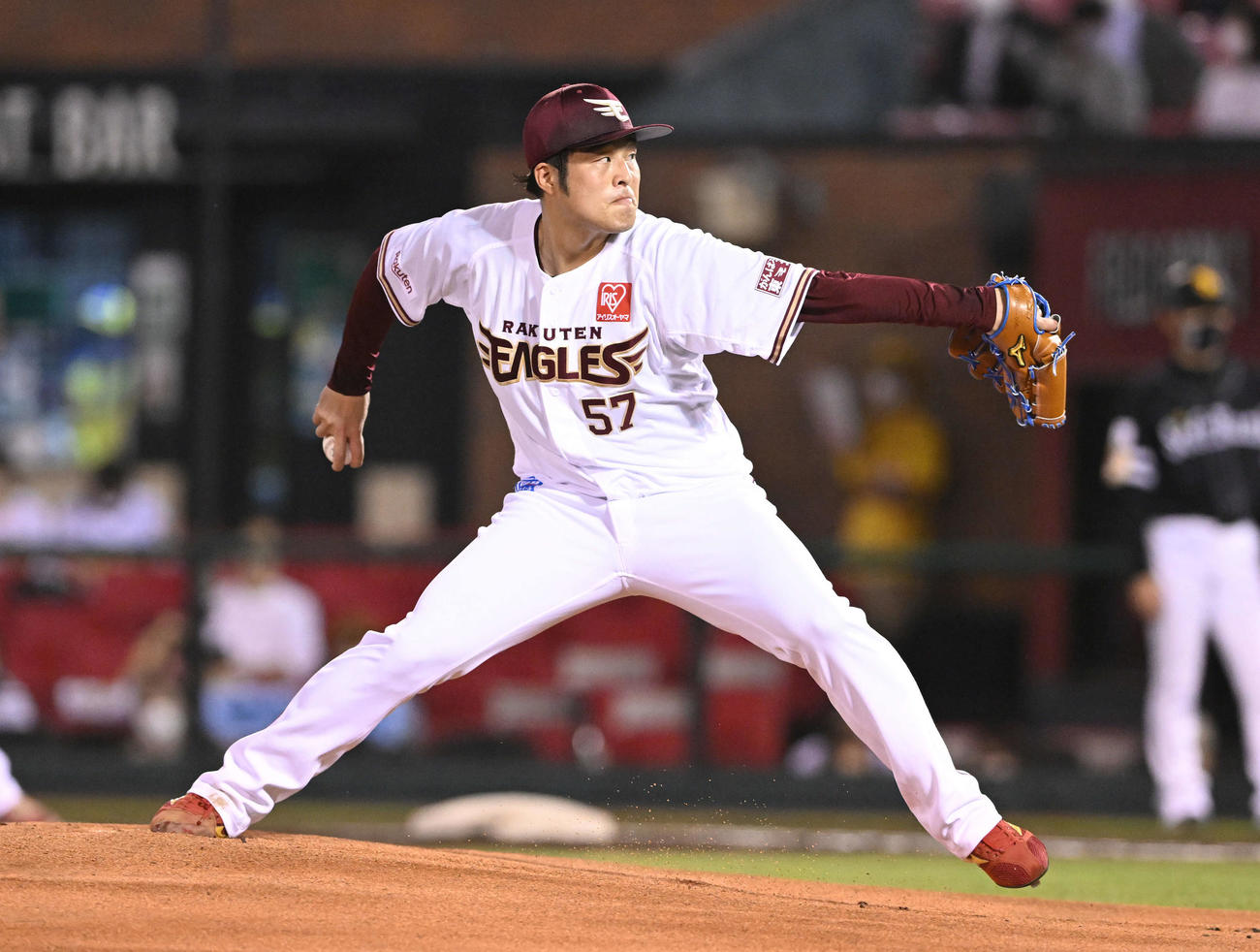 楽天対ソフトバンク　力投する楽天先発の滝中（撮影・滝沢徹郎）