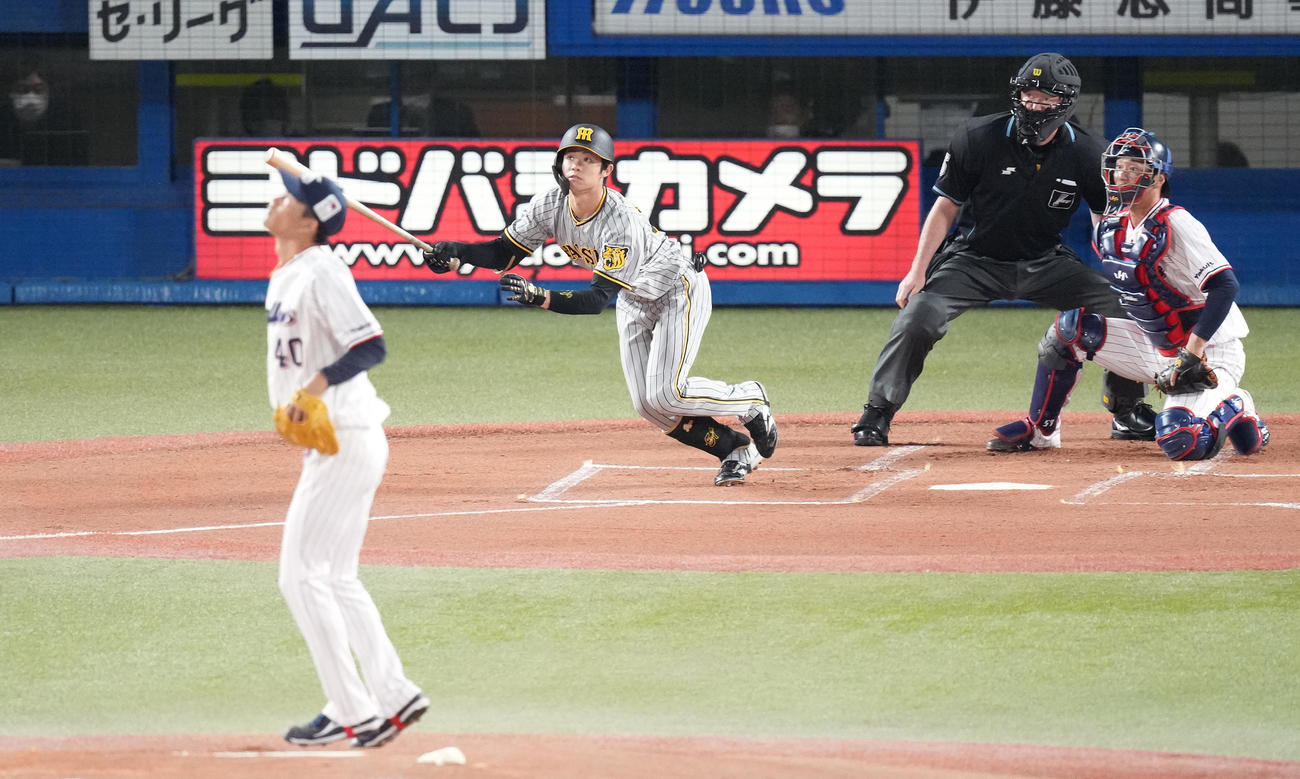 28日、ヤクルト対阪神　1回表阪神無死、右越えに先頭打者本塁打を放つ中野