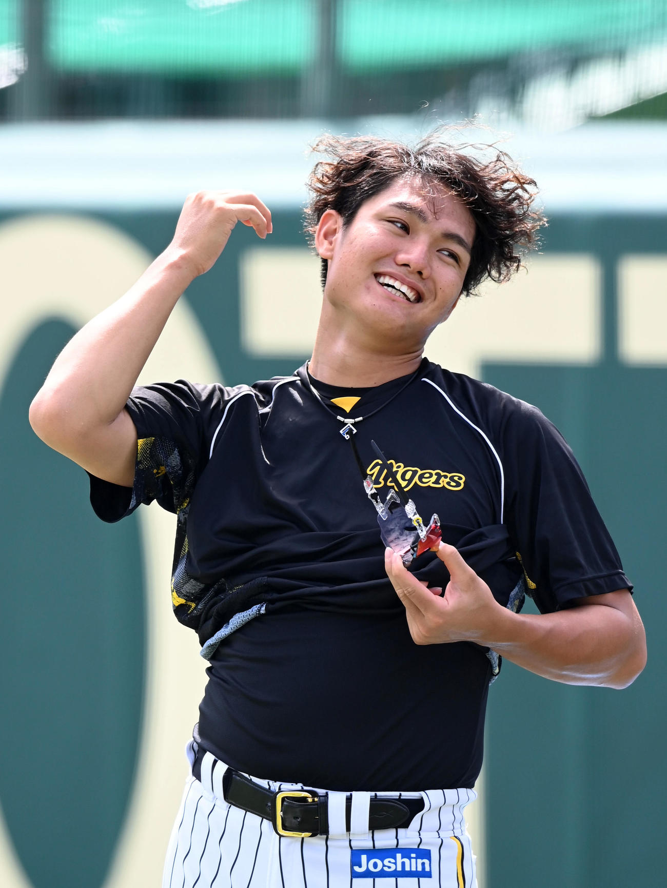 練習で笑顔を見せる西純（撮影・前岡正明）