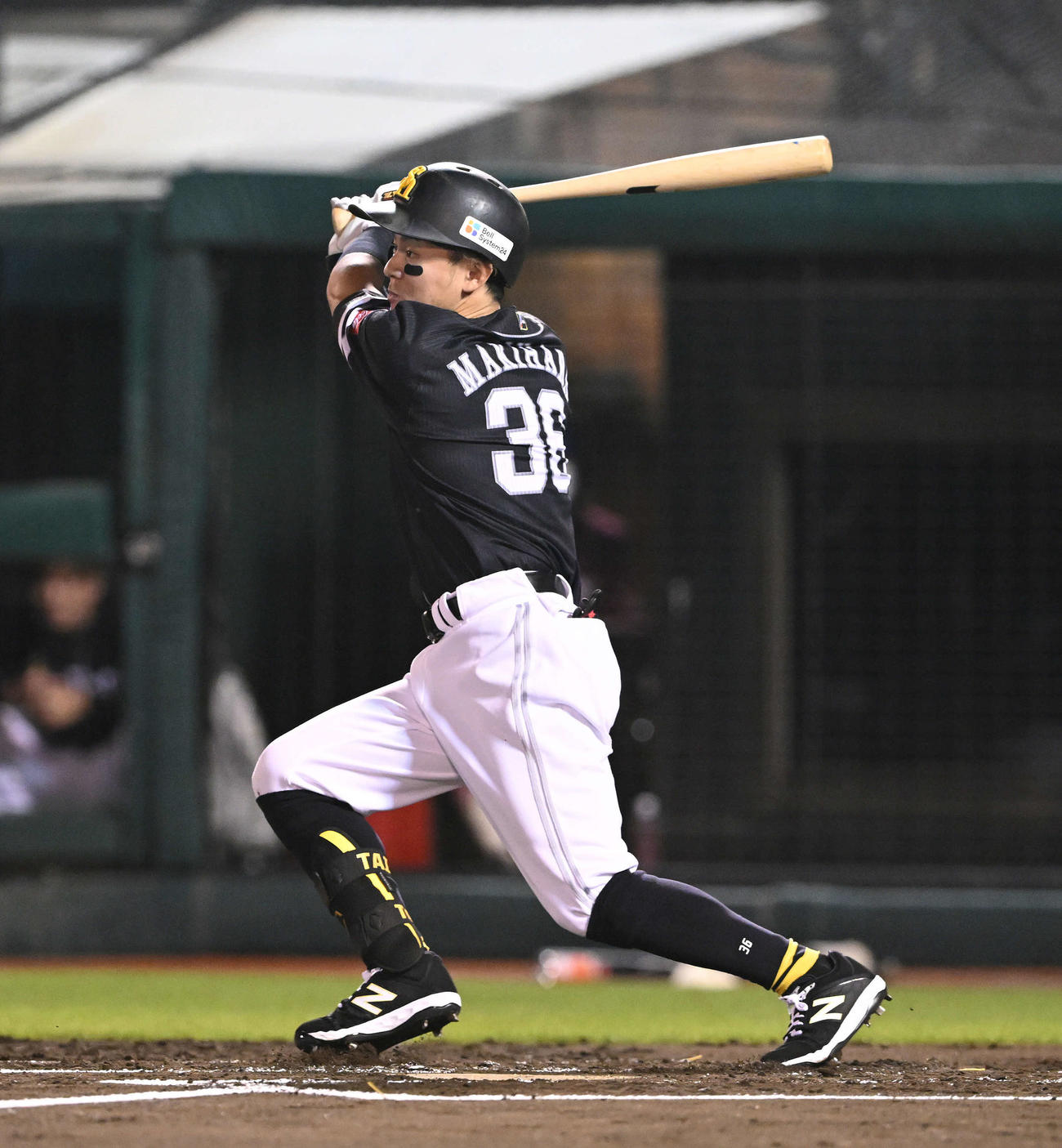 楽天対ソフトバンク　1回表ソフトバンク2死一、三塁、牧原大は中前適時打を放つ（撮影・滝沢徹郎）