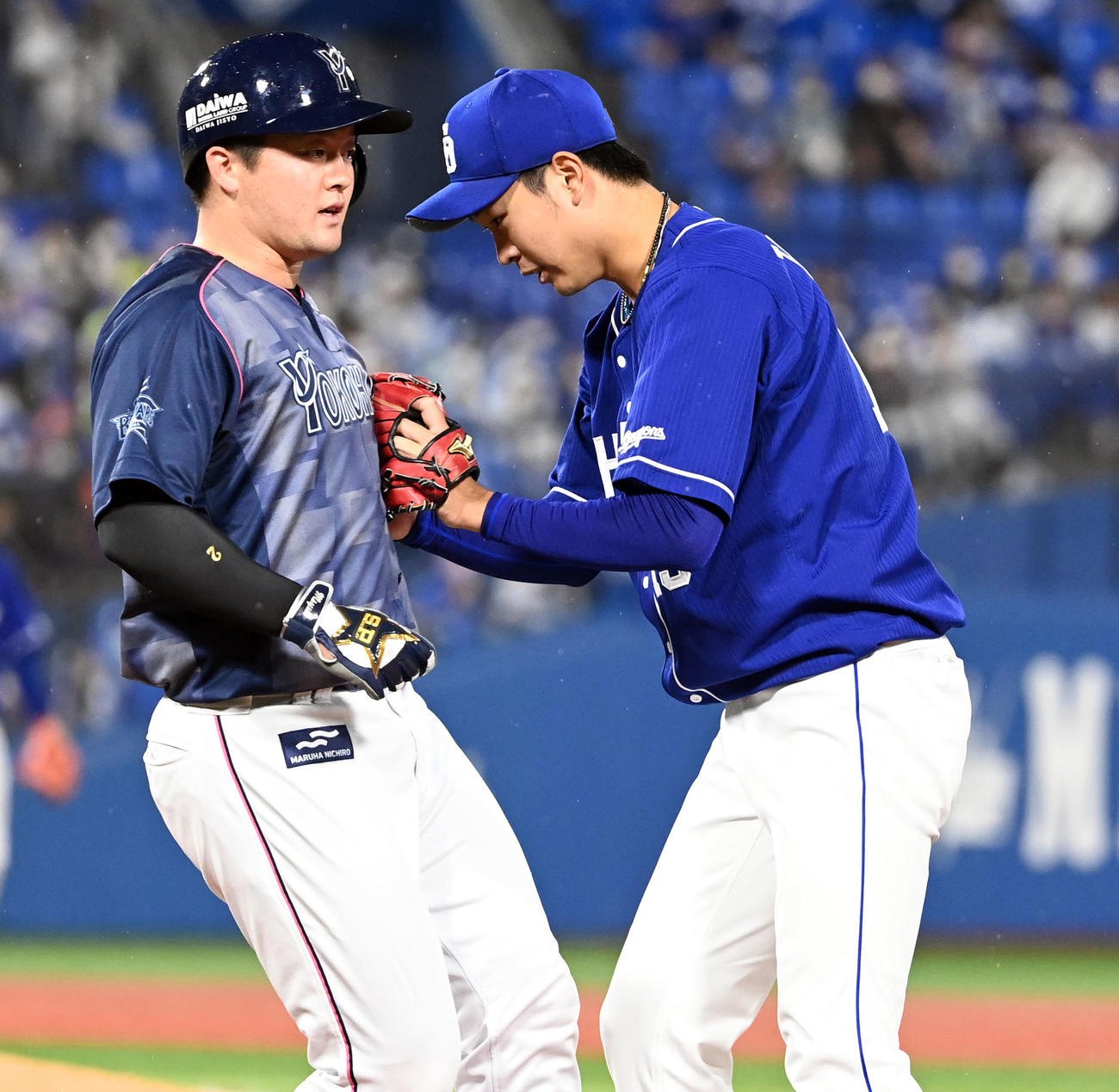 DeNA対中日　2回裏DeNA無死、牧（左）を投ゴロに仕留める高橋宏（撮影・たえ見朱実）