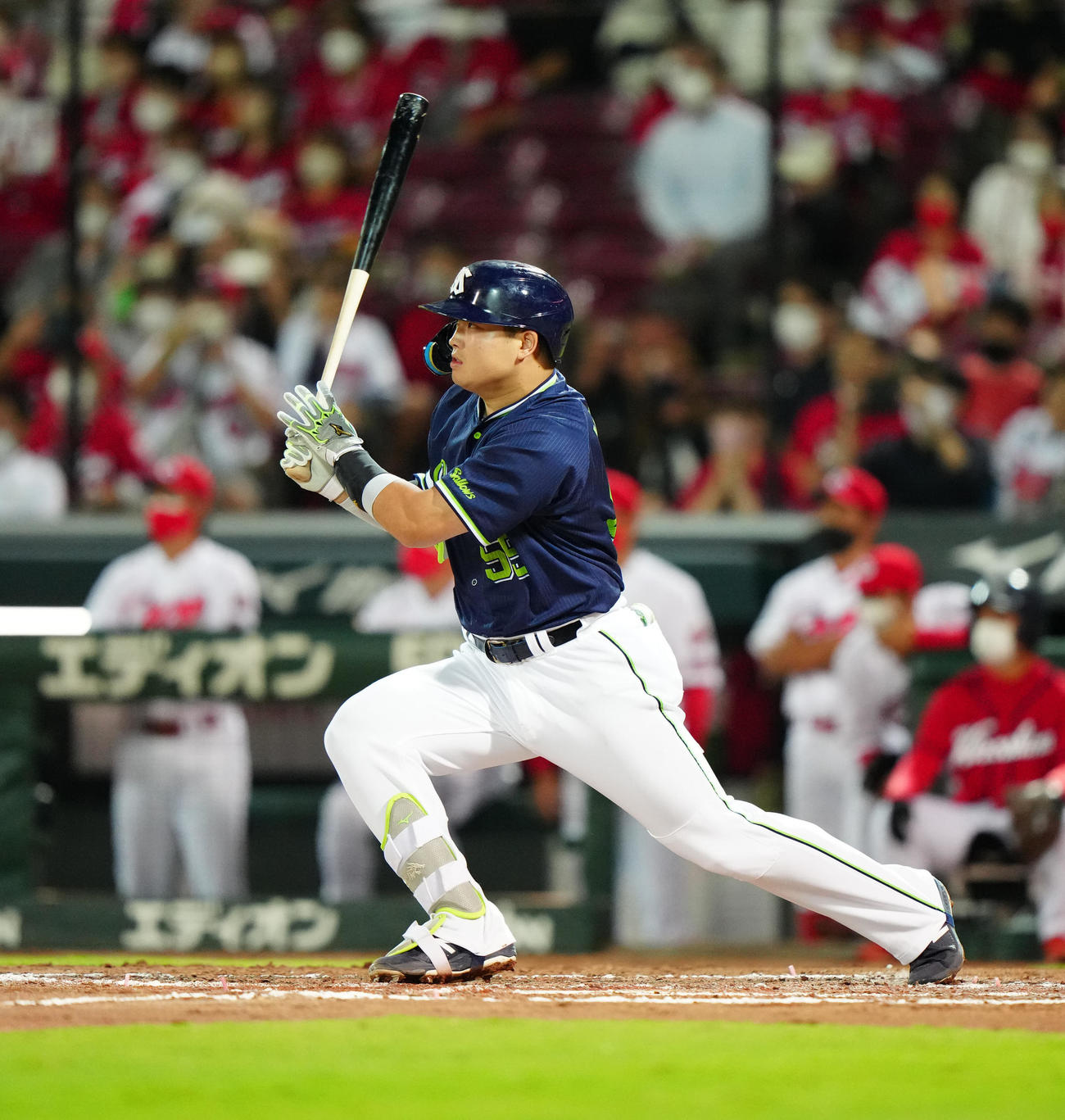 7回表ヤクルト1死、右前打を放つ村上（撮影・江口和貴）
