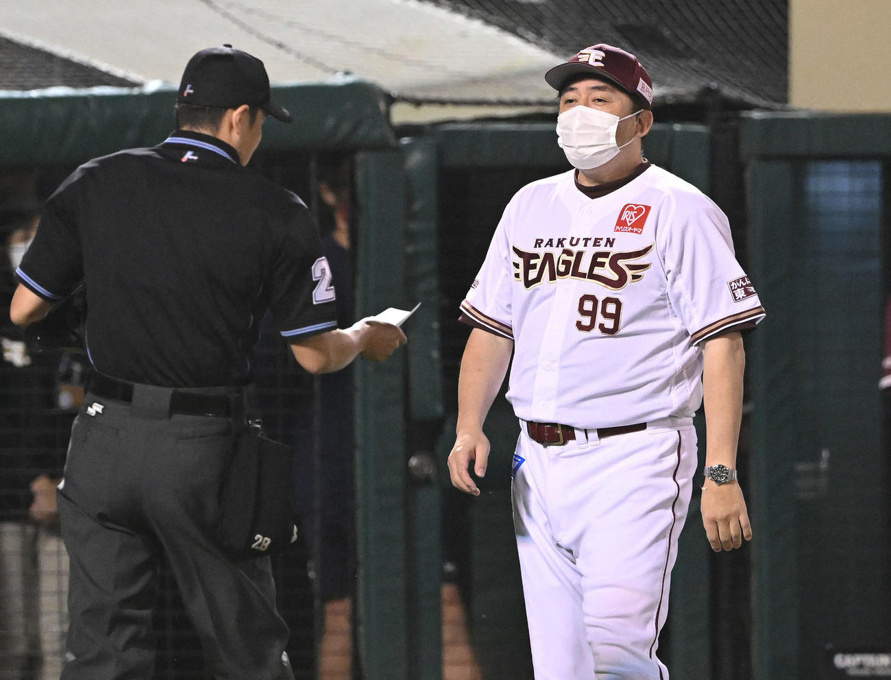 楽天対ソフトバンク　交代を伝える楽天石井GM兼監督（撮影・滝沢徹郎）