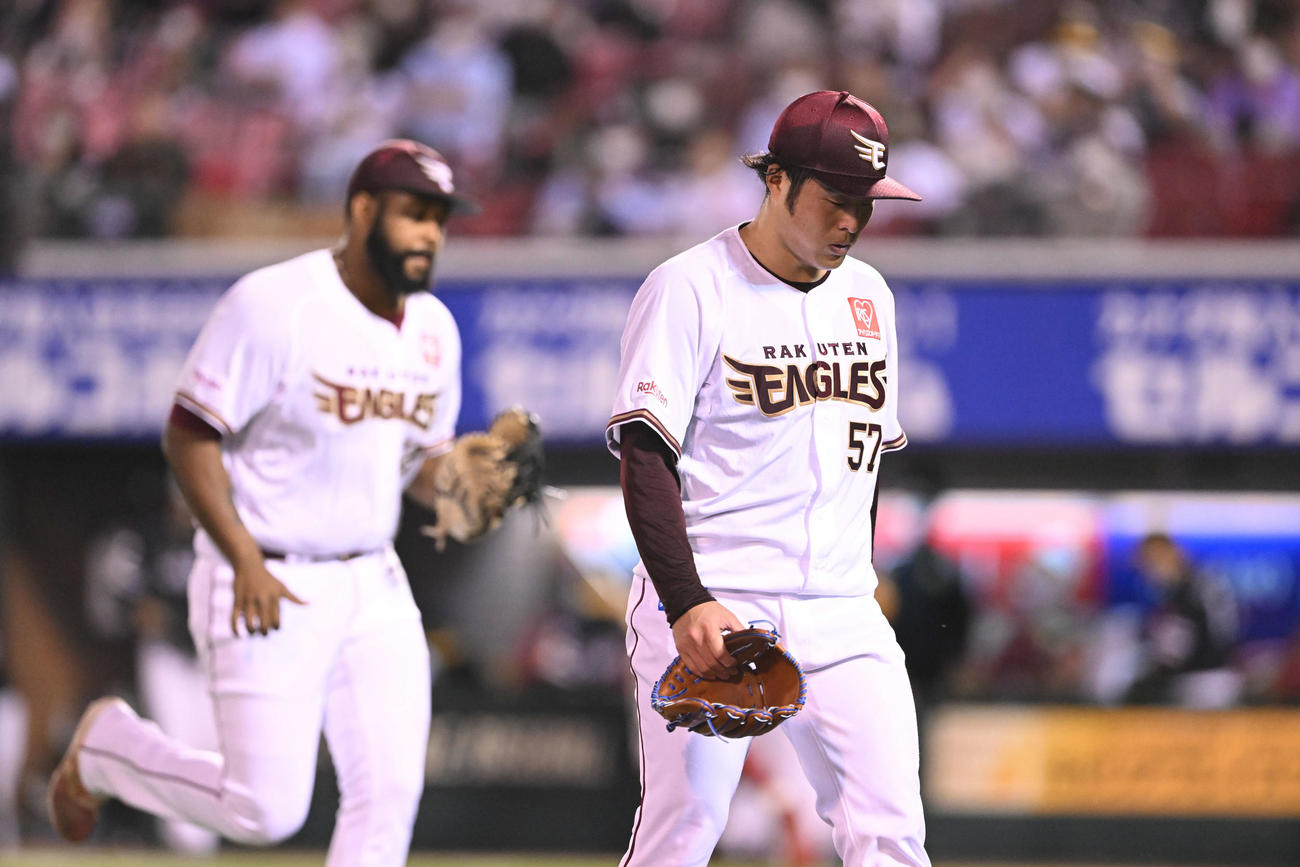 楽天対ソフトバンク　1回表に4失点した滝中（右）は悔しげな表情で引き揚げる（撮影・滝沢徹郎）