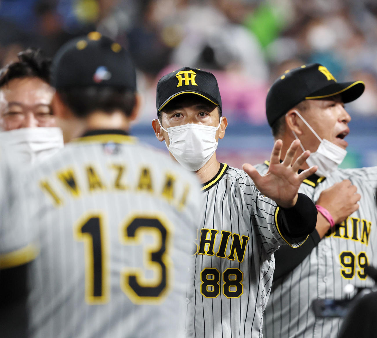 28日、ヤクルトに勝利しナインとタッチする矢野監督