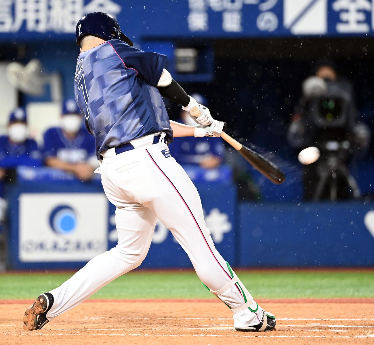 DeNA対中日　5回裏DeNA1死一、二塁、右前に適時二塁打を放つ佐野（撮影・たえ見朱実）