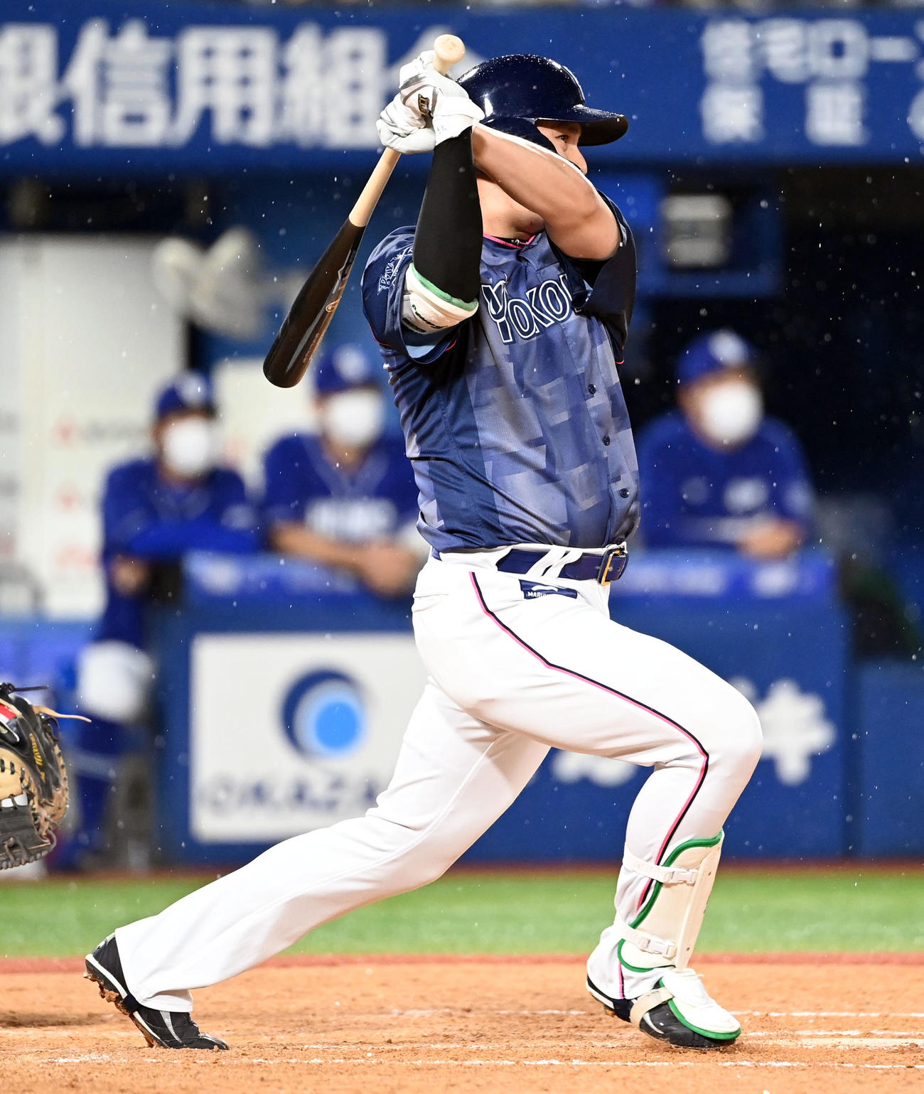 DeNA対中日　5回裏DeNA1死一、二塁、右前に適時二塁打を放つ佐野（撮影・たえ見朱実）