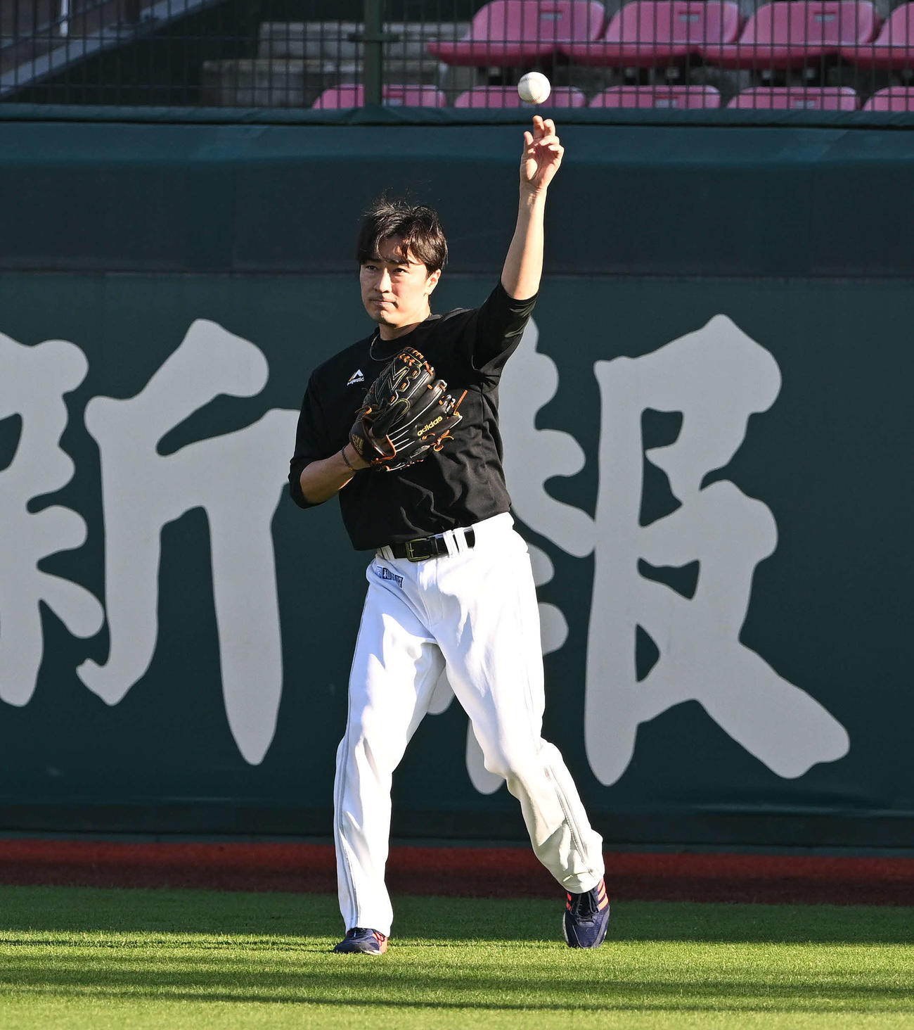 楽天対ソフトバンク　試合前練習でノックを受けるソフトバンク和田（撮影・滝沢徹郎）