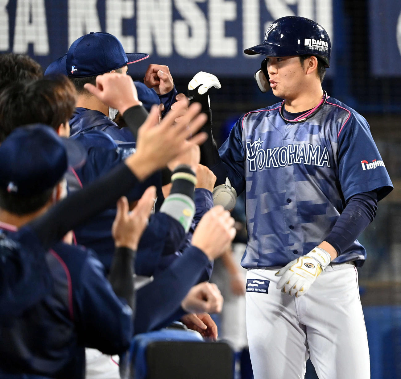 DeNA対中日　2回裏DeNA1死、右越えに同点のソロ本塁打を放った楠本（撮影・たえ見朱実）