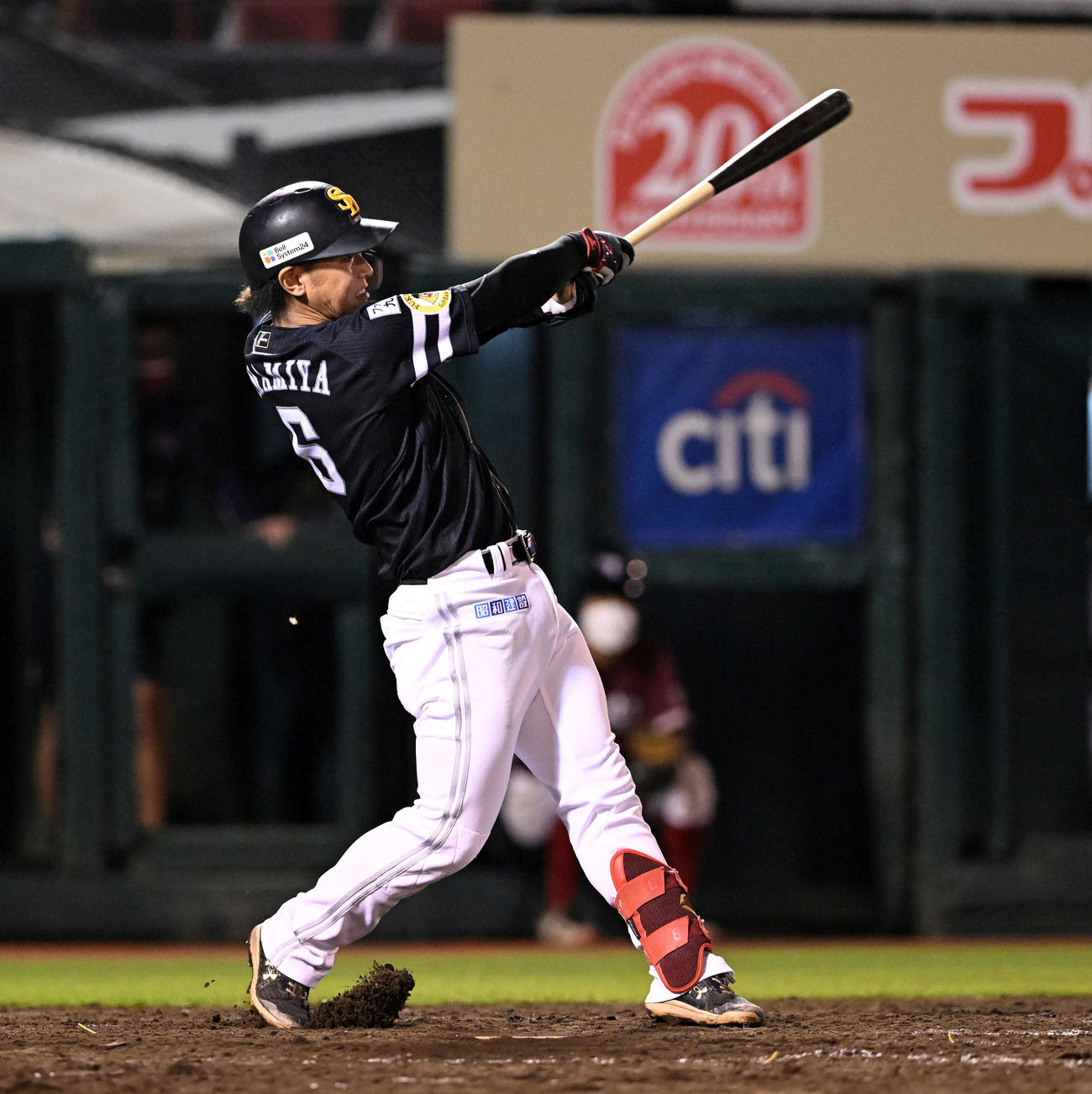楽天対ソフトバンク　5回表ソフトバンク2死一、三塁、今宮は右前適時打を放つ（撮影・滝沢徹郎）