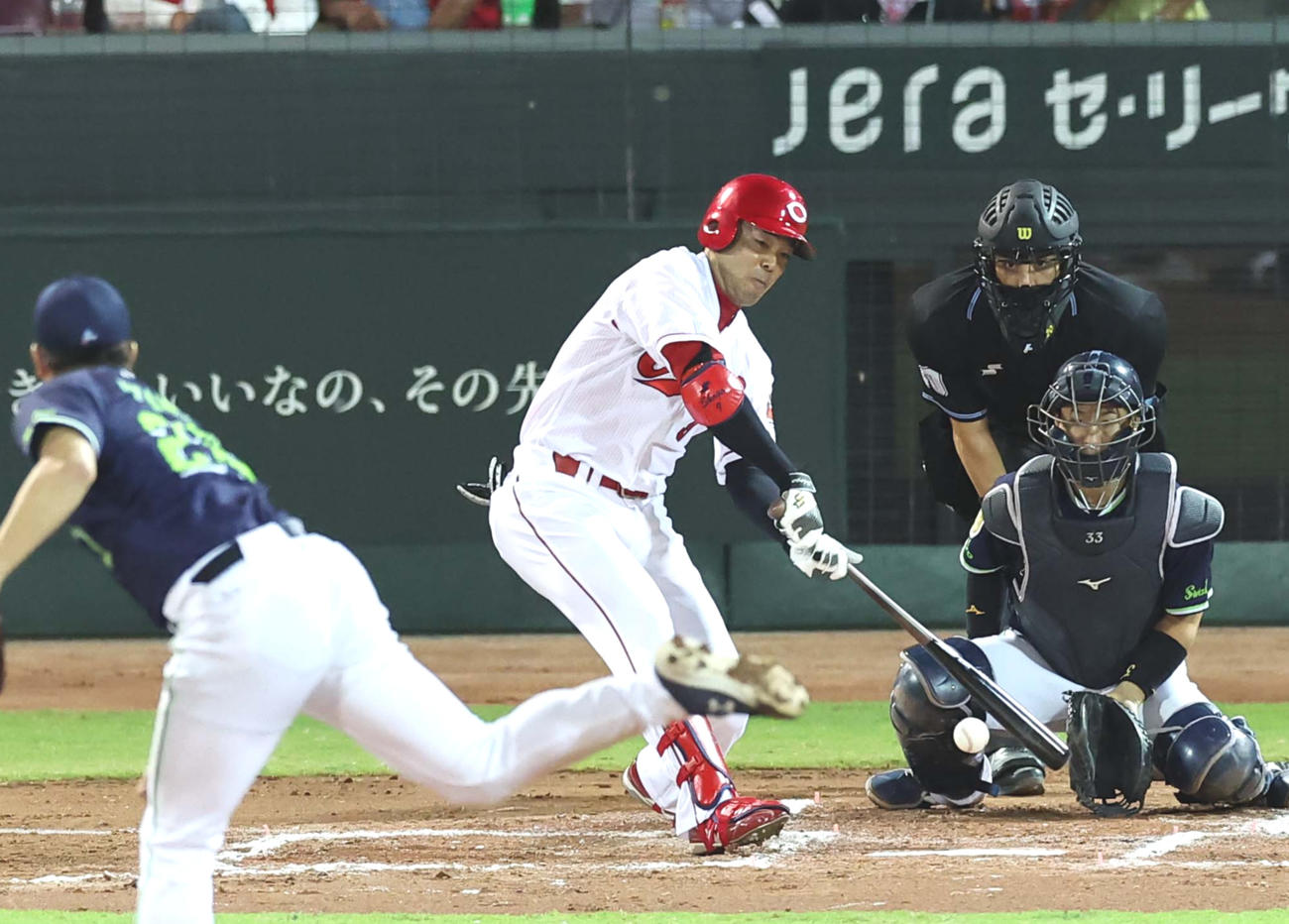 広島対ヤクルト　6回裏広島2死二塁、代打秋山は三振に倒れる（撮影・上田博志）