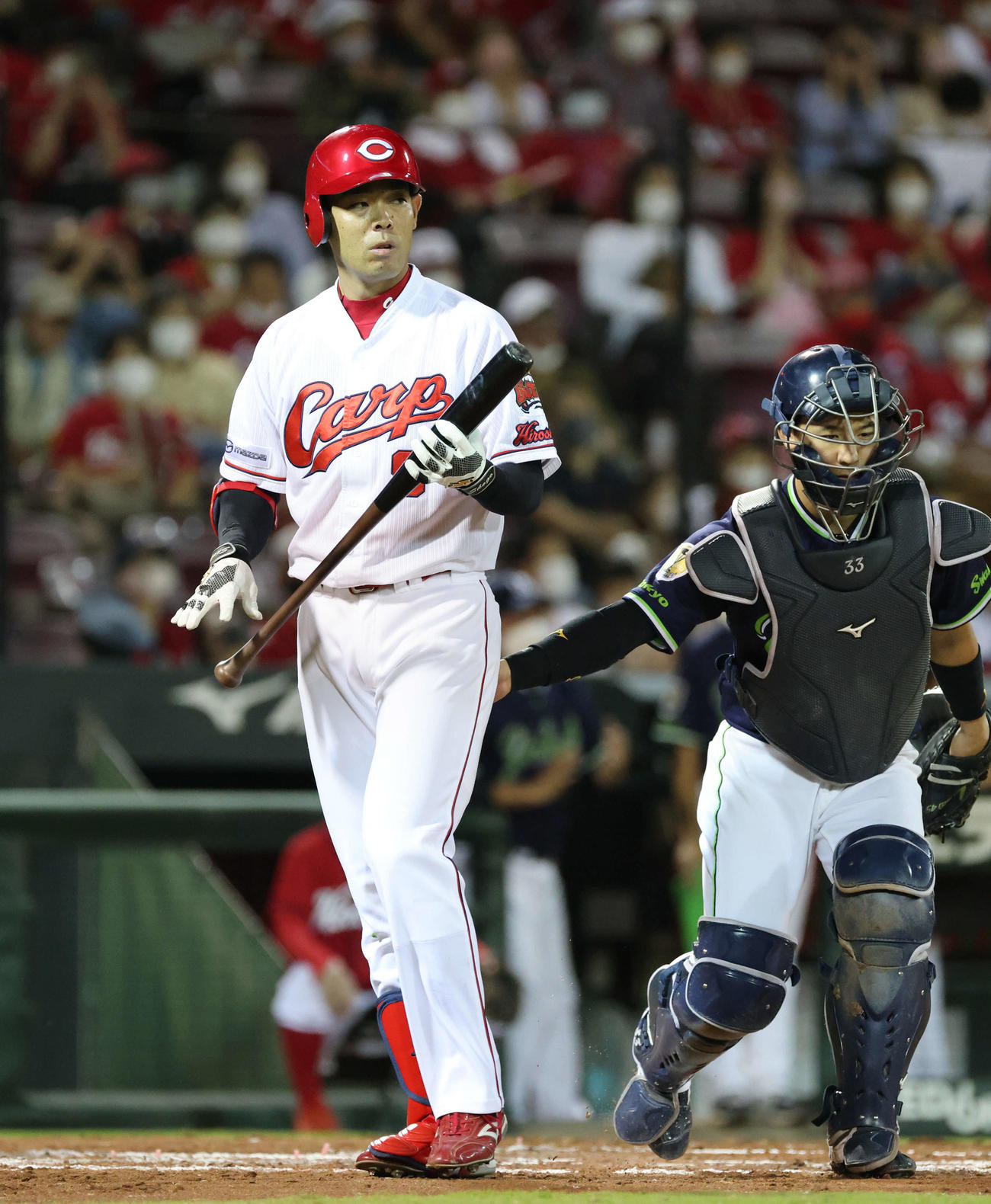 6回裏広島2死二塁、代打で出場した秋山翔吾は空振り三振に倒れる（撮影・加藤孝規）