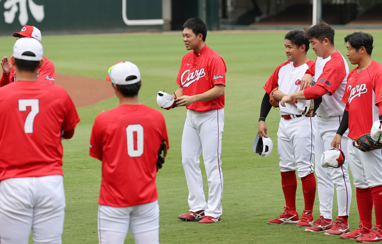 試合前、1軍に合流しナインらにあいさつする秋山（中央）（撮影・加藤孝規）