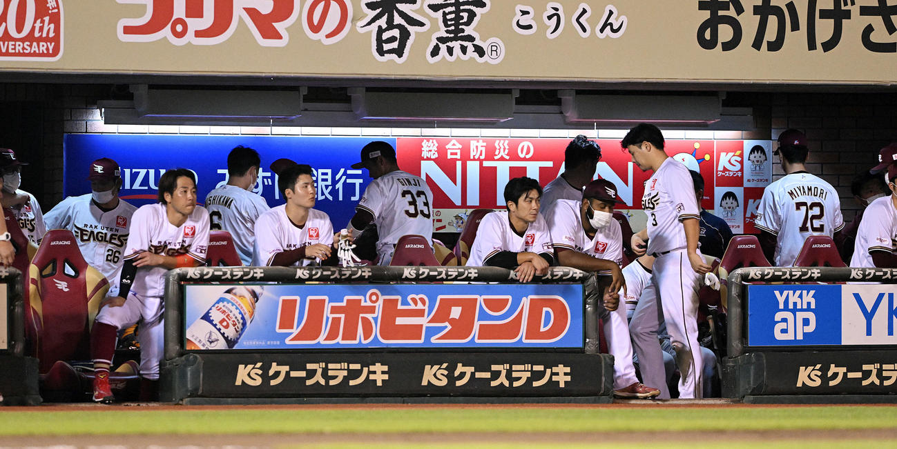 楽天対ソフトバンク　試合に敗れ肩を落とす楽天の選手たち（撮影・滝沢徹郎）