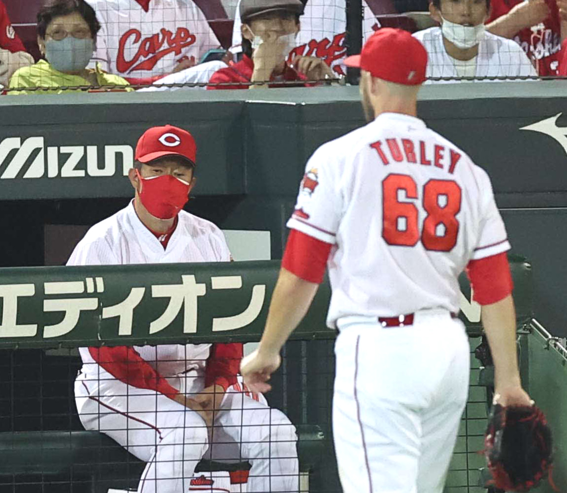 7回表、逆転を許しベンチに引き揚げるターリーとぼうぜんとする佐々岡監督（撮影・上田博志）