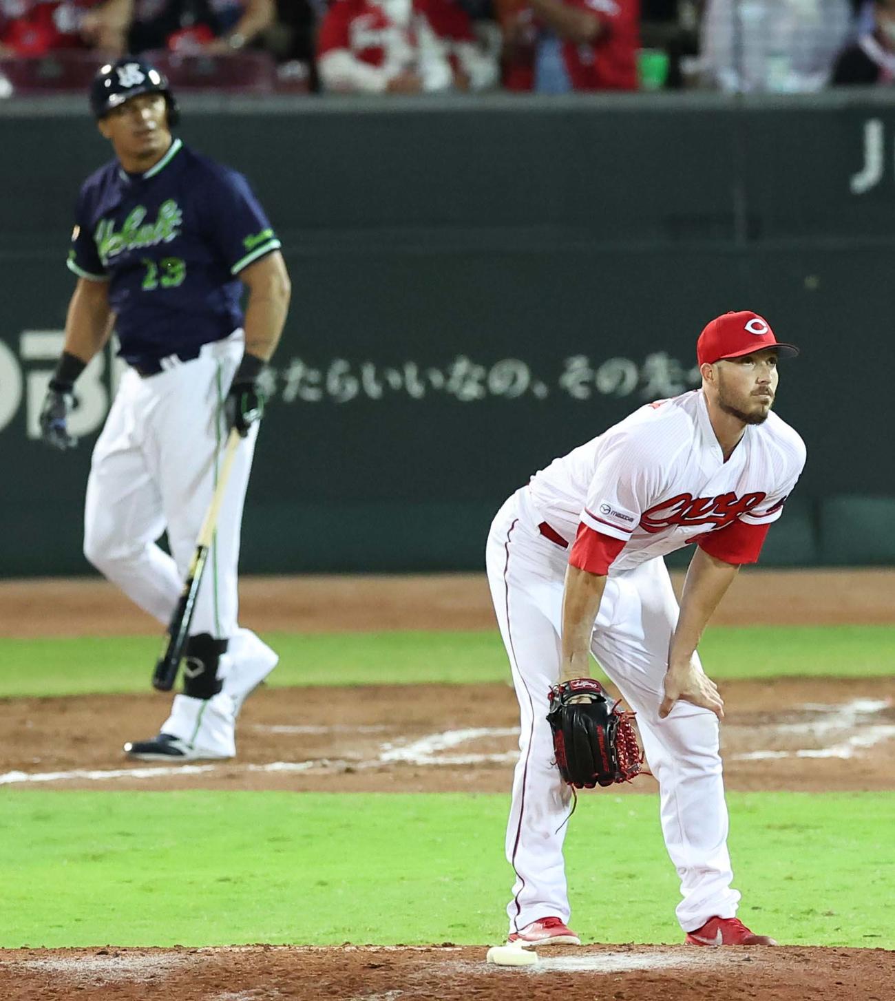 7回表ヤクルト2死一、二塁、オスナに左越え逆転3点本塁打を浴びたターリーはがっくり（撮影・上田博志）