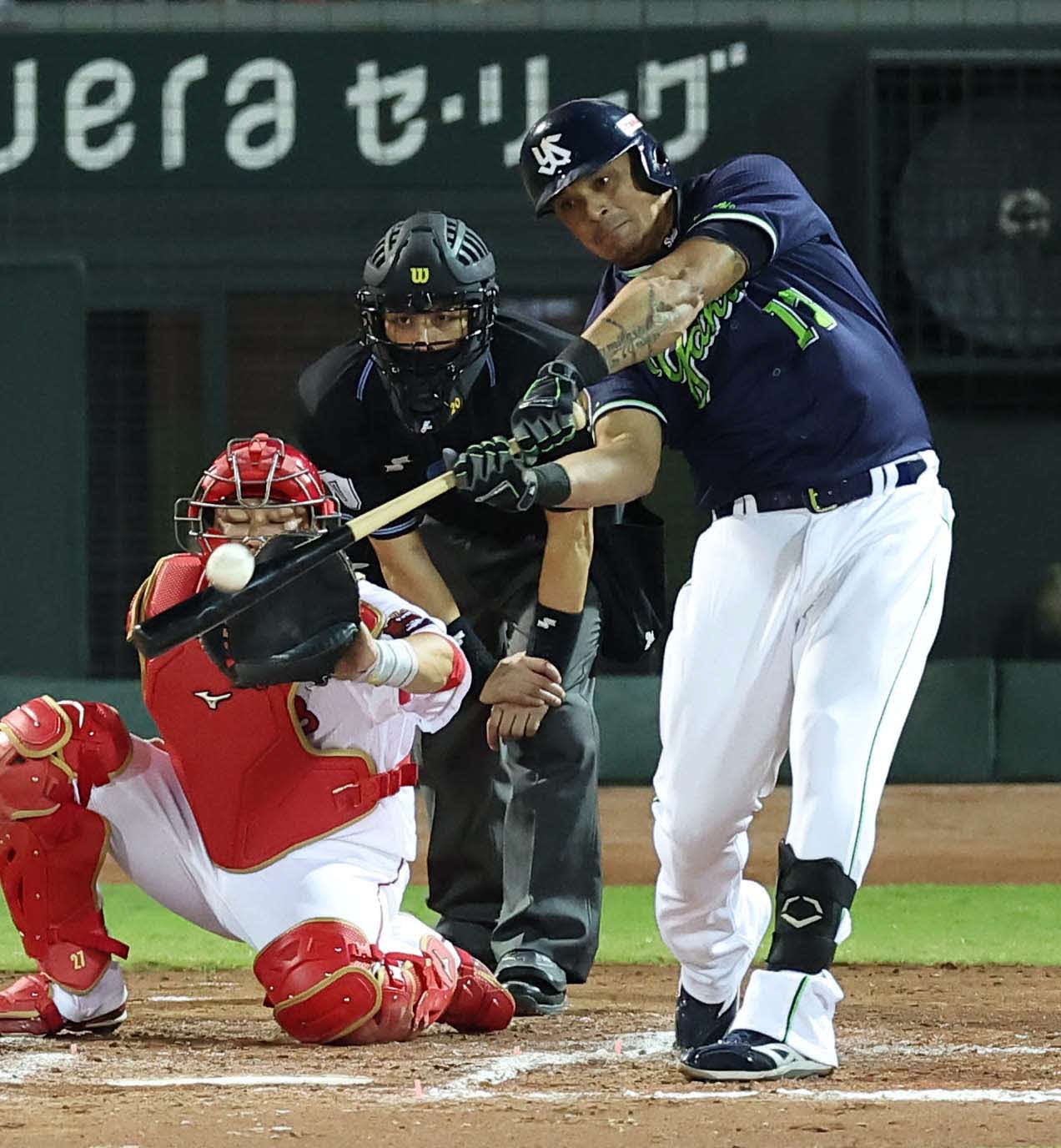 広島対ヤクルト　7回表ヤクルト2死一、二塁、オスナは左越えに逆転3点本塁打を放つ（撮影・上田博志）