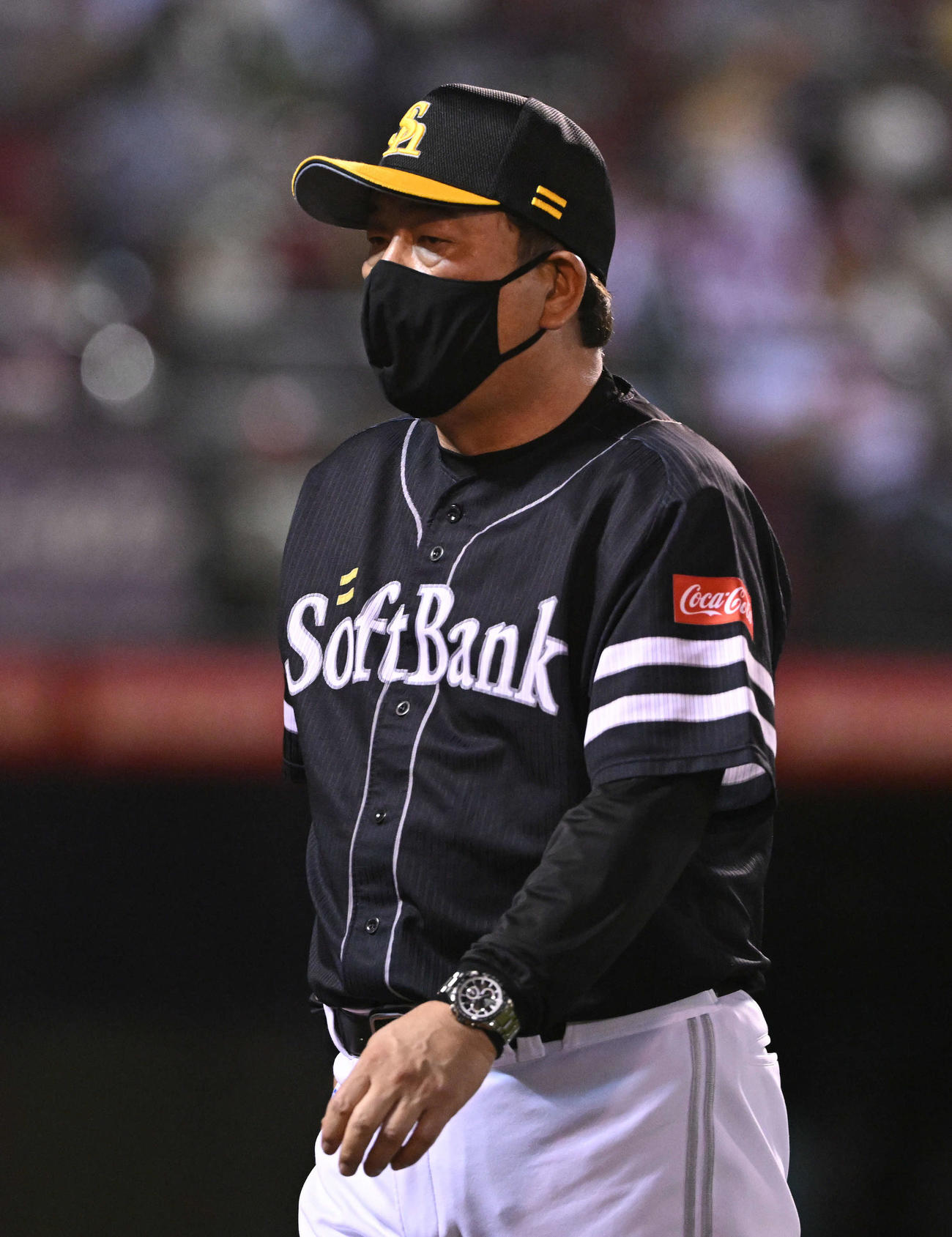楽天対ソフトバンク　交代を伝えるソフトバンク藤本監督（撮影・滝沢徹郎）