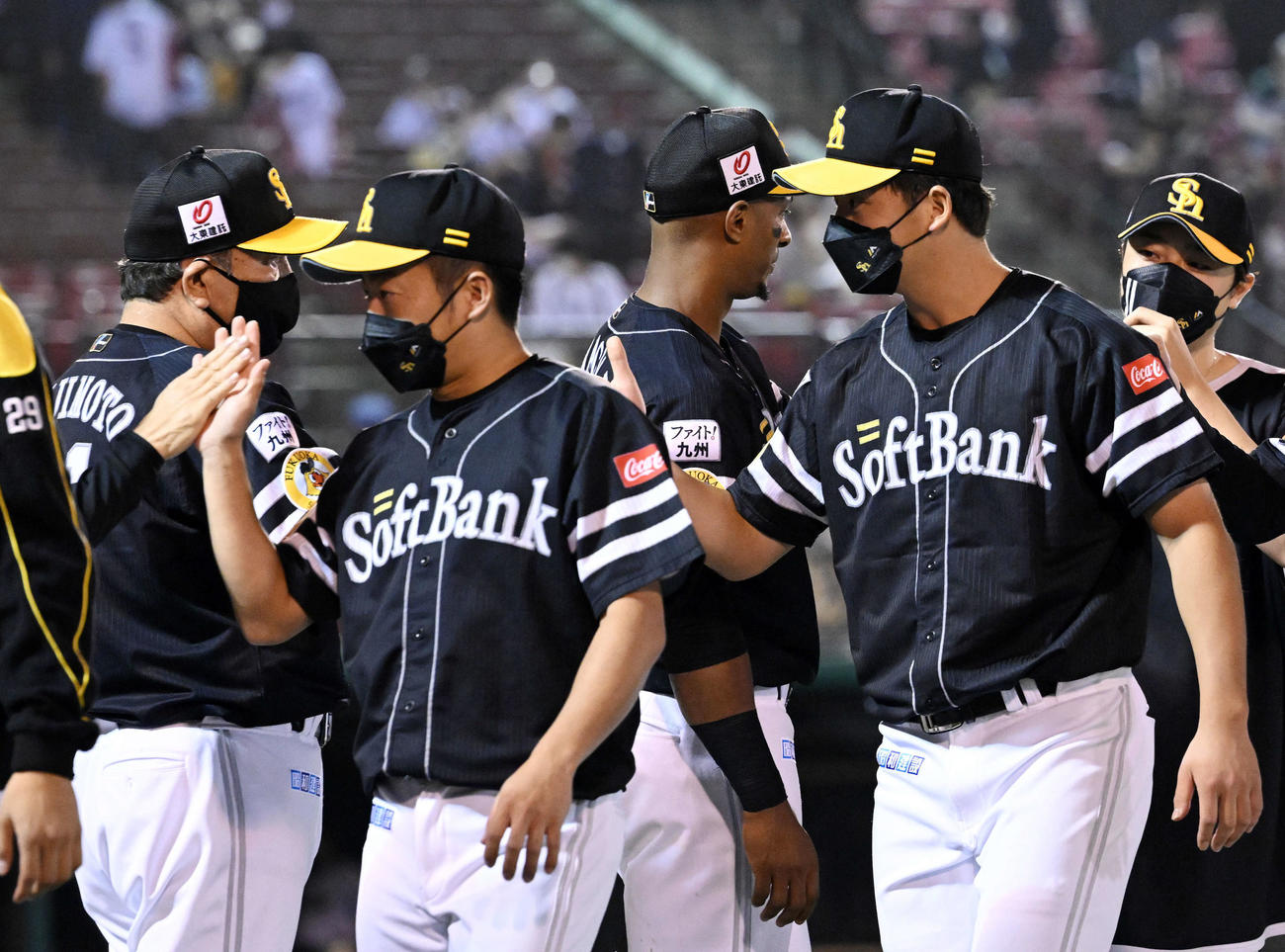 楽天対ソフトバンク　試合後、勝利投手のソフトバンク大関（左から4人目）は藤本監督とタッチを交わす（撮影・滝沢徹郎）