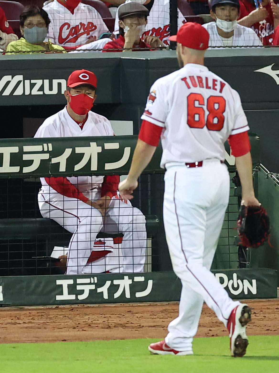 広島対ヤクルト　7回表、逆転を許しベンチに引き揚げるターリーとぼうぜんとする佐々岡監督（撮影・上田博志）