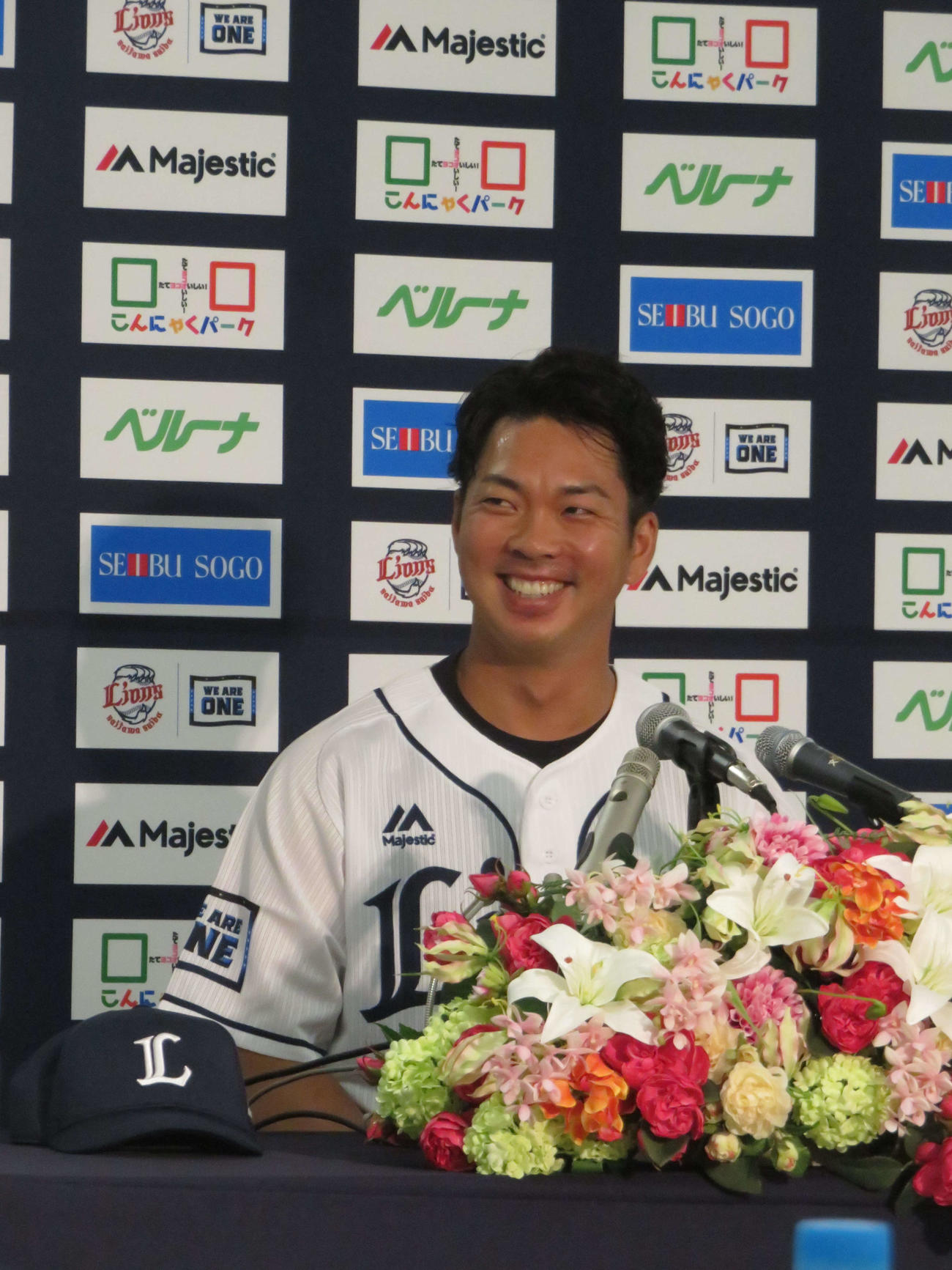 引退会見で笑顔の西武十亀