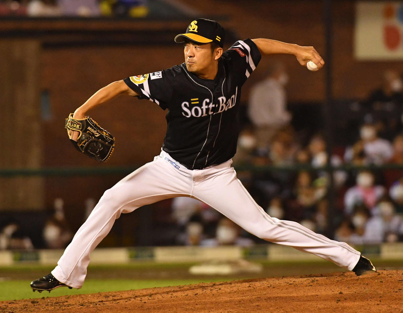 楽天対ソフトバンク　6回裏から登板した、ソフトバンク2番手の嘉弥真（撮影・岩下翔太）