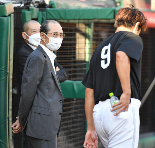 楽天対ソフトバンク 練習中の柳田(右)を見つめる王球団会長(撮影・岩下翔太)