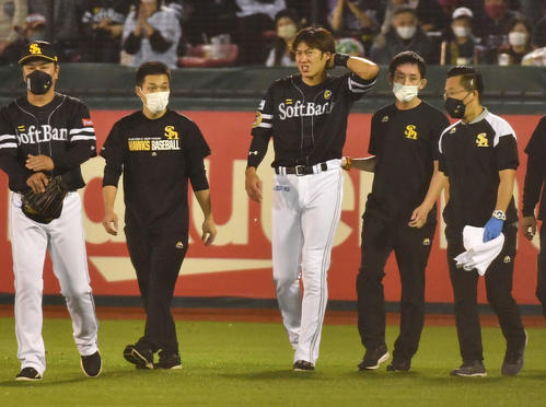 楽天対ソフトバンク 4回裏楽天1死、渡辺佳の右三塁打でフェンスに激突した柳田(中央)は負傷交代となる(撮影・岩下翔太)