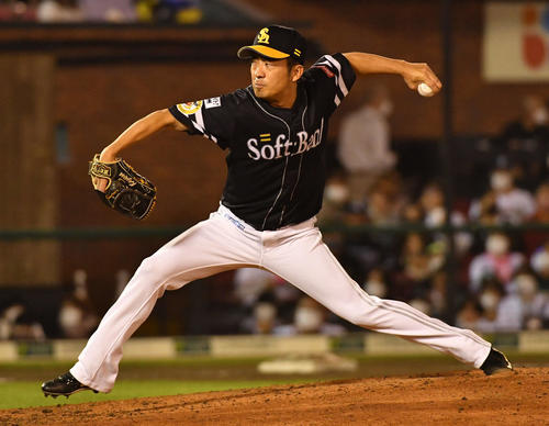 楽天対ソフトバンク 6回裏から登板した、ソフトバンク2番手の嘉弥真(撮影・岩下翔太)