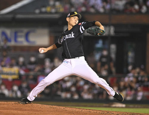 楽天対ソフトバンク ソフトバンク3番手で投球する泉(撮影・滝沢徹郎)