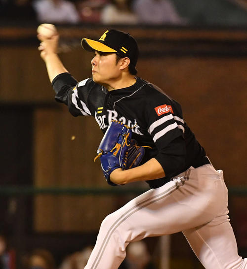 楽天対ソフトバンク 7回裏から登板した、ソフトバンク4番手の松本(撮影・岩下翔太)