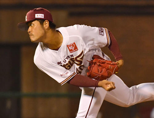 楽天対ソフトバンク 9回表から登板した、楽天3番手の内間(撮影・岩下翔太)