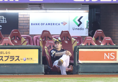 楽天対ソフトバンク 試合終了後、ビジョンにながれるオリックス対ロッテの試合中継を見るソフトバンクナイン(撮影・梅根麻紀)