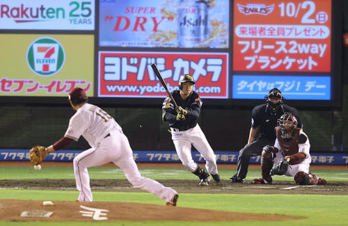 楽天対ソフトバンク 3回表ソフトバンク1死、柳町達は中前安打を放つ(撮影・梅根麻紀)