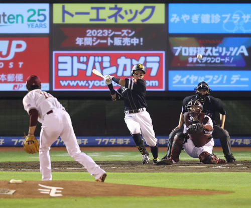 楽天対ソフトバンク 4回表ソフトバンク1死、牧原大成は遊内野安打を放つ(撮影・梅根麻紀)