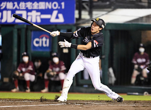 楽天対ソフトバンク 4回表ソフトバンク1死一塁、柳田は右中間へ先制の二塁打を放つ(撮影・滝沢徹郎)
