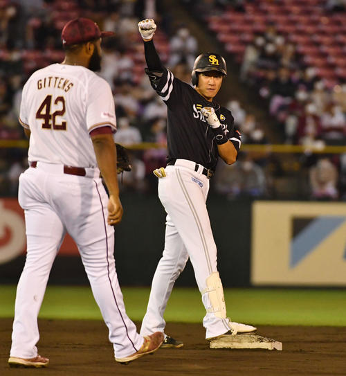 楽天対ソフトバンク 4回表ソフトバンク1死一塁、右中間へ先制の適時二塁打を放ち、ベンチに向かってガッツポーズする柳田(撮影・岩下翔太)